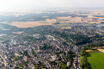 Vue aérienne de Vue sur la ville au bord du Loir à Vendôme dans le département Loir et Cher, France