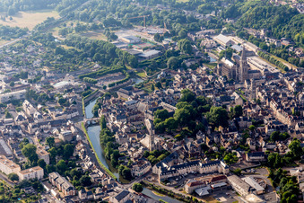 Vue aérienne de Vue sur la ville au bord du Loir à Vendôme dans le département Loir et Cher, France