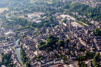 Photographie aérienne de Vue sur la ville au bord du Loir à Vendôme dans le département Loir et Cher, France