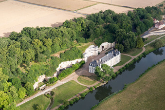 Vue aérienne de Caves creusées dans le tuf des rives du Loir devant le Château de Rochambeau à Thoré-la-Rochette dans le département Loir et Cher, France