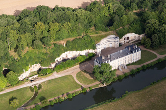 Photographie aérienne de Caves creusées dans le tuf des rives du Loir devant le Château de Rochambeau à Thoré-la-Rochette dans le département Loir et Cher, France