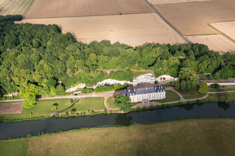 Vue oblique de Caves creusées dans le tuf des rives du Loir devant le Château de Rochambeau à Thoré-la-Rochette dans le département Loir et Cher, France