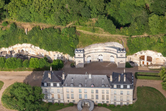 Caves creusées dans le tuf des rives du Loir devant le Château de Rochambeau à Thoré-la-Rochette dans le département Loir et Cher, France d'en haut