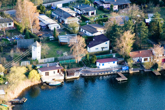 Vue oblique de Sentier du milieu à l'étang aux cygnes dans la zone de loisirs Blue Adriatic à Altrip dans le département Rhénanie-Palatinat, Allemagne