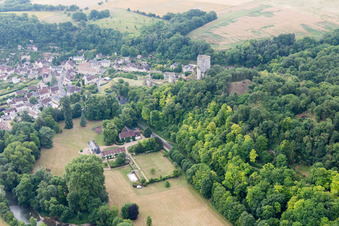 Vue d'oiseau de Lavardin dans le département Loir et Cher, France