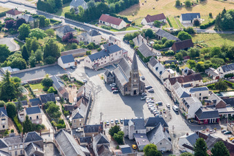 Vue aérienne de Église de Saint-Amand-Longpré à Saint-Amand-Longpré dans le département Loir et Cher, France