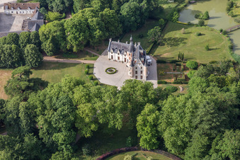 Vue aérienne de Bâtiments et parc du château à Saint-Cyr-du-Gault dans le département Loir et Cher, France