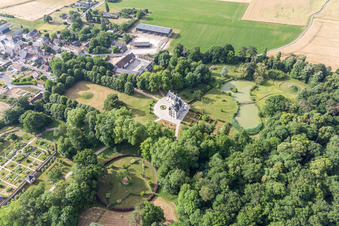 Vue oblique de Bâtiments et parc du château à Saint-Cyr-du-Gault dans le département Loir et Cher, France