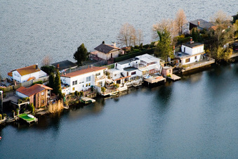 Chemin intermédiaire entre Adriaweiher et Schwanenweiher dans la zone de loisirs Blue Adriatic à Altrip dans le département Rhénanie-Palatinat, Allemagne vue du ciel