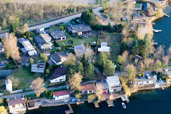 Enregistrement par drone de Chemin intermédiaire entre Adriaweiher et Schwanenweiher dans la zone de loisirs Blue Adriatic à Altrip dans le département Rhénanie-Palatinat, Allemagne