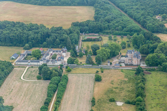 Vue aérienne de Bâtiments et parc du château à douves Château de Combreux à Combreux dans le département Loiret, France