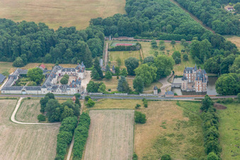 Photographie aérienne de Bâtiments et parc du château à douves Château de Combreux à Combreux dans le département Loiret, France