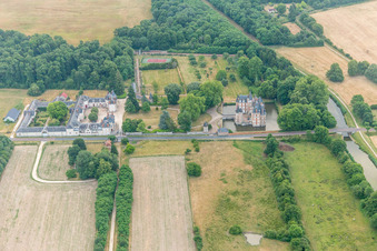 Bâtiments et parc du château à douves Château de Combreux à Combreux dans le département Loiret, France hors des airs