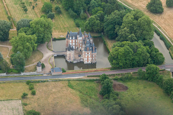 Bâtiments et parc du château à douves Château de Combreux à Combreux dans le département Loiret, France vue d'en haut