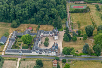 Bâtiments et parc du château à douves Château de Combreux à Combreux dans le département Loiret, France depuis l'avion