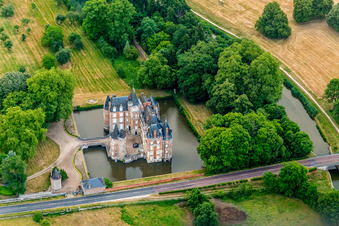 Vue d'oiseau de Bâtiments et parc du château à douves Château de Combreux à Combreux dans le département Loiret, France