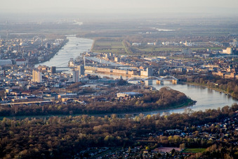 Vue aérienne de Vue de la ville sur les rives du Rhin à le quartier Süd in Ludwigshafen am Rhein dans le département Rhénanie-Palatinat, Allemagne