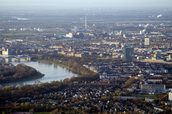 Vue aérienne de Les rives du Rhin à le quartier Lindenhof in Mannheim dans le département Bade-Wurtemberg, Allemagne