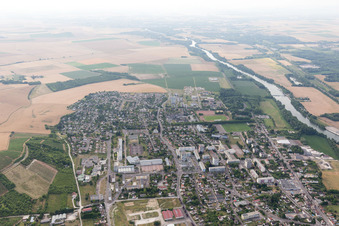 Vue oblique de Joigny dans le département Yonne, France
