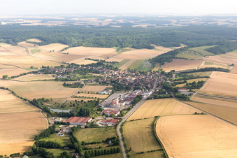 Vue aérienne de Chailley dans le département Yonne, France