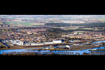 Vue aérienne de Panorama - Perspective des quais et des amarrages de navires dans le bassin portuaire du Rheinauhafen du Rhin à le quartier Rheinau in Mannheim dans le département Bade-Wurtemberg, Allemagne