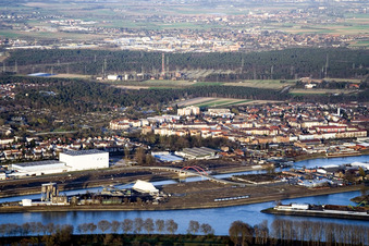 Vue d'oiseau de Port du Rhin à le quartier Rheinau in Mannheim dans le département Bade-Wurtemberg, Allemagne