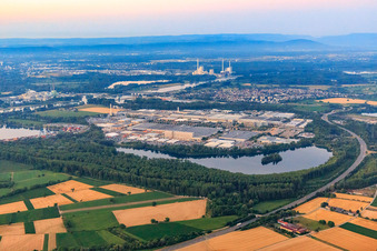 Vue aérienne de Vue d'ensemble de l'Industriepark Wörth GmbH le matin depuis le nord-ouest à travers le lac Kiefer Rathjen avec des camions Mercedes-Benz à Wörth am Rhein dans le département Rhénanie-Palatinat, Allemagne
