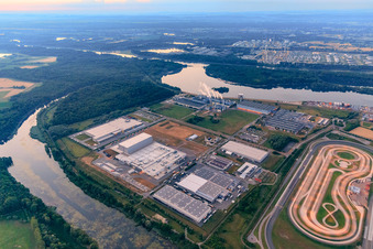 Vue aérienne de Zone industrielle de Wörth-Oberwald vue de l'ouest avec Daimler Truck EVZ, Papierfabrik Palm GmbH & Co. KG | Usine Wörth am Rhein et groupe NUSS à Wörth am Rhein dans le département Rhénanie-Palatinat, Allemagne