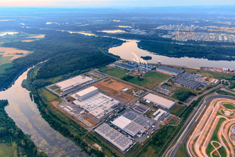 Vue aérienne de Zone industrielle de Wörth-Oberwald vue de l'ouest avec Daimler Truck EVZ, Papierfabrik Palm GmbH & Co. KG | Usine Wörth am Rhein et groupe NUSS à Wörth am Rhein dans le département Rhénanie-Palatinat, Allemagne