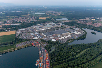 Vue aérienne de Locaux de l'usine Daimler AG, usine de camions dans le quartier Automobilwerk Wörth à le quartier Maximiliansau in Wörth am Rhein dans le département Rhénanie-Palatinat, Allemagne
