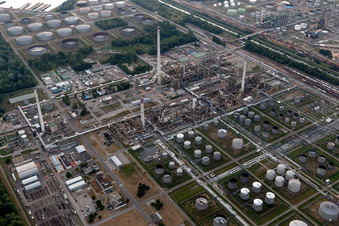 Vue aérienne de Installations de raffinage et systèmes de tuyauterie sur le site du producteur d'huile minérale Mineralölraffinerie Oberrhein à le quartier Knielingen in Karlsruhe dans le département Bade-Wurtemberg, Allemagne