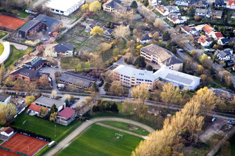 Vue aérienne de École Waldorf à le quartier Neckarau in Mannheim dans le département Bade-Wurtemberg, Allemagne