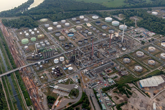 Photographie aérienne de Installations de raffinage et systèmes de tuyauterie sur le site du producteur d'huile minérale Mineralölraffinerie Oberrhein à le quartier Knielingen in Karlsruhe dans le département Bade-Wurtemberg, Allemagne
