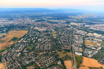 Vue aérienne de Vue matinale de la ville depuis le nord à le quartier Nordweststadt in Karlsruhe dans le département Bade-Wurtemberg, Allemagne
