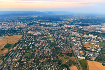 Vue aérienne de Vue matinale de la ville depuis le nord à le quartier Nordweststadt in Karlsruhe dans le département Bade-Wurtemberg, Allemagne