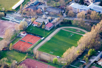 Vue aérienne de Après le sport à le quartier Neckarau in Mannheim dans le département Bade-Wurtemberg, Allemagne