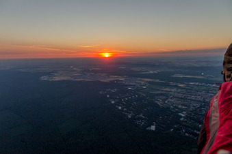 Vue aérienne de Lever du soleil à le quartier Waldstadt in Karlsruhe dans le département Bade-Wurtemberg, Allemagne