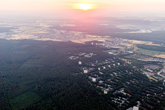 Vue aérienne de Lever du soleil à le quartier Waldstadt in Karlsruhe dans le département Bade-Wurtemberg, Allemagne