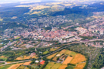 Vue aérienne de Vue d'ensemble de la ville au-delà de l'A5 le matin depuis le nord-ouest à le quartier Durlach in Karlsruhe dans le département Bade-Wurtemberg, Allemagne