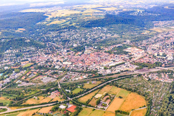 Vue aérienne de Vue d'ensemble de la ville au-delà de l'A5 le matin depuis le nord-ouest à le quartier Durlach in Karlsruhe dans le département Bade-Wurtemberg, Allemagne