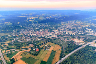 Vue aérienne de Vue de la ville au-delà de l'A5 le matin depuis le nord-ouest à le quartier Durlach in Karlsruhe dans le département Bade-Wurtemberg, Allemagne