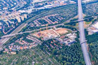 Vue aérienne de Chantier de construction du nouveau bâtiment de dm-dialogicum (siège social) et dmTECH GmbH à Am dm-Platz depuis le nord à le quartier Durlach in Karlsruhe dans le département Bade-Wurtemberg, Allemagne