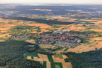 Vue aérienne de Vue de la ville depuis le sud-ouest à le quartier Nußbaum in Neulingen dans le département Bade-Wurtemberg, Allemagne