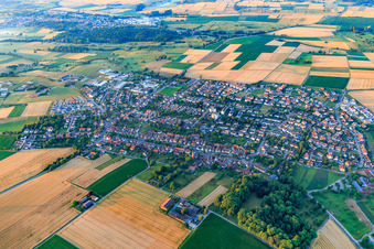 Vue aérienne de Vue de la ville depuis le nord-ouest à le quartier Bauschlott in Neulingen dans le département Bade-Wurtemberg, Allemagne