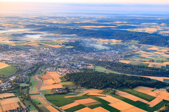Vue aérienne de Vue de la ville depuis le nord-ouest le matin à Mühlacker dans le département Bade-Wurtemberg, Allemagne