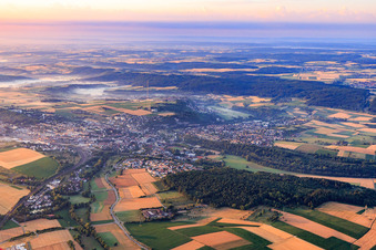 Vue aérienne de Vue de la ville depuis le nord-ouest le matin à Mühlacker dans le département Bade-Wurtemberg, Allemagne