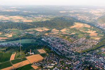 Vue aérienne de Tour radio et émetteur à mât en acier comme émetteur de réseau de base Mühlacker à Mühlacker dans le département Bade-Wurtemberg, Allemagne