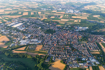 Vue aérienne de Vue des rues et des maisons dans les quartiers résidentiels à Markgröningen dans le département Bade-Wurtemberg, Allemagne