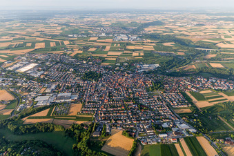 Vue aérienne de Vue des rues et des maisons dans les quartiers résidentiels à Markgröningen dans le département Bade-Wurtemberg, Allemagne