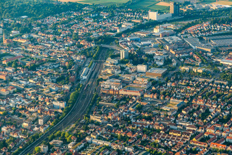 Vue aérienne de Bâtiment de la gare et voies de la station S-Bahn de la MHP Arena à Ludwigsburg dans le département Bade-Wurtemberg, Allemagne